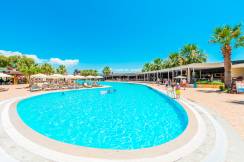 VON RESORT GOLDEN BEACH Pools & Beach